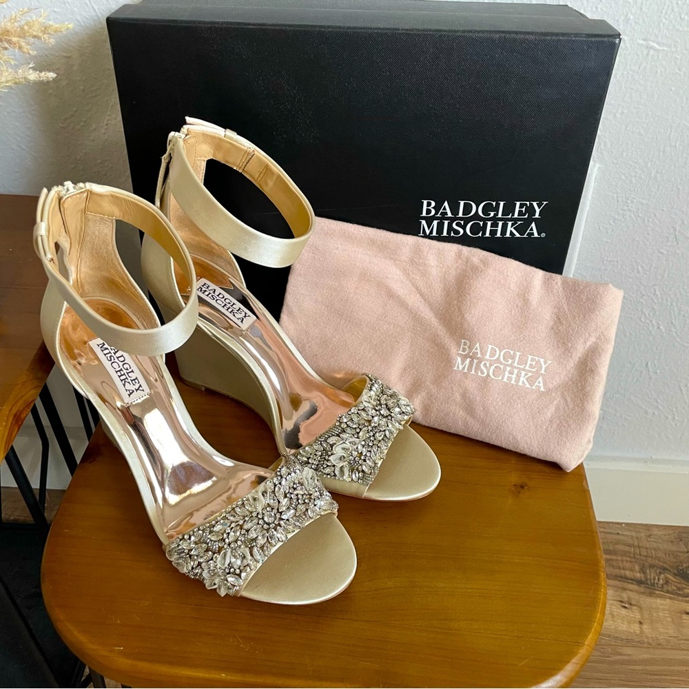 [NEW IN BOX] [Badgley Mischka] Lauren Wedges, Ivory/Champagne 8.5